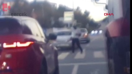 Üzerine sürülen araca kaskını fırlattı