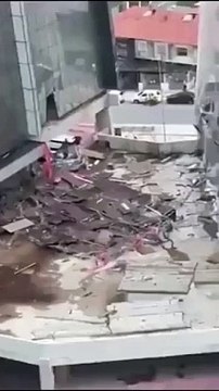33 katlı inşaatın iskelesi çöktü, işçiler 150 metre yükseklikte asılı kaldı