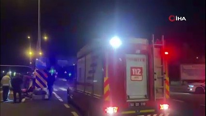 Takla atan otomobil trafik lambasına çarparak durabildi: 2 yaralı