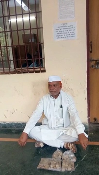 10-10 रुपए का सिक्का लेकर चुनाव फार्म खरीदने पहुंचा प्रत्याशी, जब नहीं बनी बात तो बैठ गया धरने पर, जानिए पूरा मामला