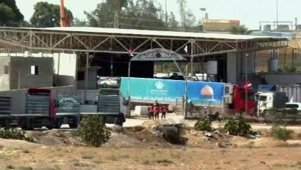 بدء عبور شاحنات المساعدات من معبر رفح في مصر إلى قطاع غزة