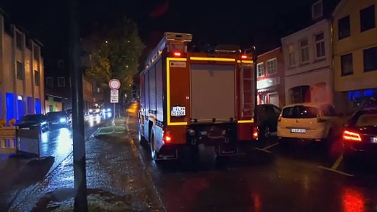 Überschwemmte Straßen durch Sturmflut an der Ostseeküste