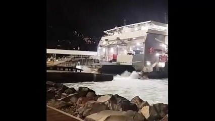 Maniobra de atraque y zarpe de un barco de Naviera Armas con la rampa abierta