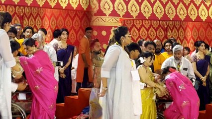 Kajol मुंबई के जुहू दुर्गा पूजा पंडाल में फिसली, गिरने से बाल बाल बची