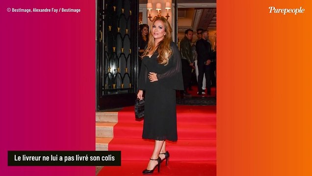 Hélène Ségara abjecte avec les gens normaux ? Elle lynche un livreur, les internautes outrés l'atomisent