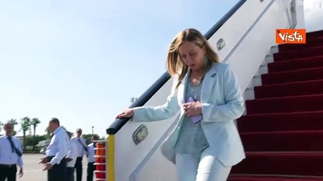 L'arrivo di Meloni al Cairo per il summit internazionale della pace