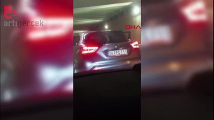 Önünü kestiği taksinin camlarını yumrukladı