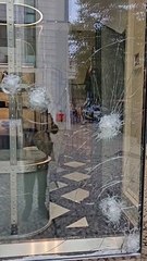 Ativistas climáticos partem montra da Gucci, na Avenida da Liberdade, em Lisboa