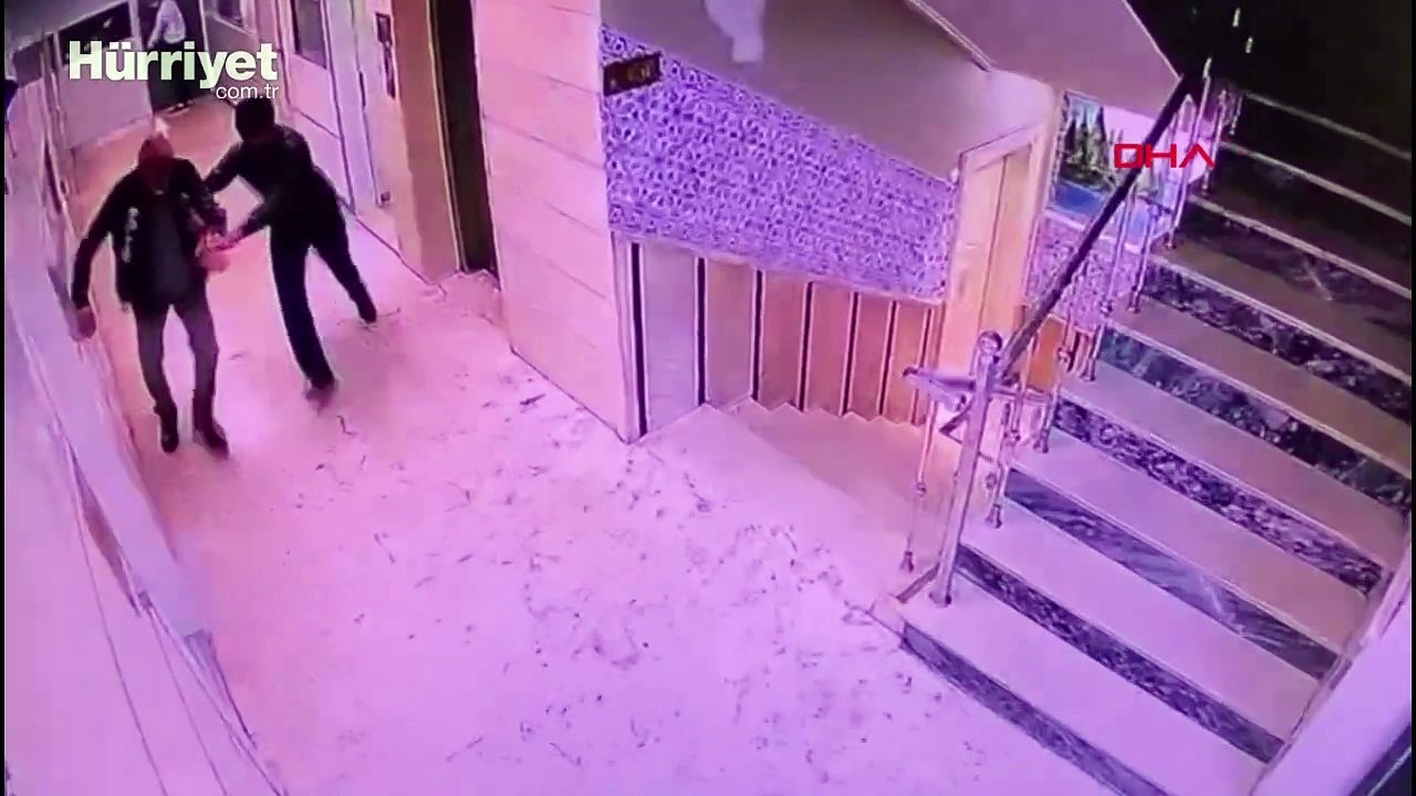 Fatih'te polis yeleğiyle milyonluk gasp