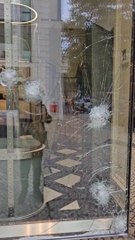 Ativistas ambientais partem montra da Gucci em Lisboa