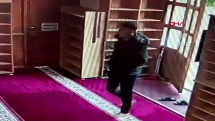 Uyuma numarası yaparak cami kasasını soydu!