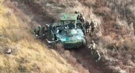 Video: Venäläisen panssarivaunun miehistö kompastuu sotilaiden kanssa ennen kuin heidät tuhotaan Ukrainassa.