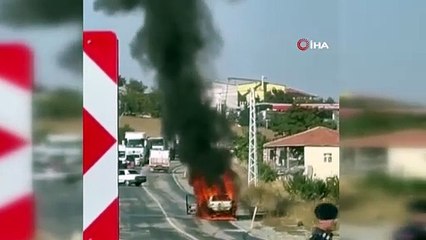 Alev alev yanan aracını söndürmek isterken ölümden döndü