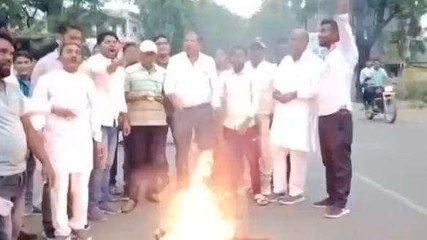 बुरहानपुर: कांग्रेस प्रत्याशी की घोषणा के साथ शुरू हुआ विरोध, कार्यकर्ताओं ने फूंका पुतला