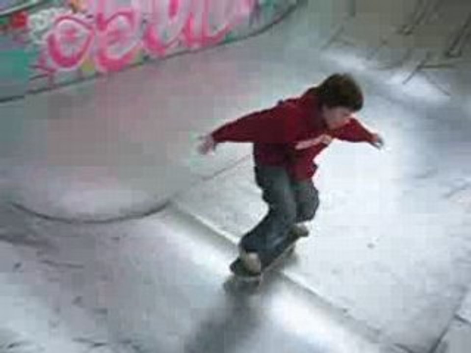 Elie qui descent un mini half-pipe à Bercy