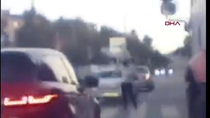 Trafiğinde kıyamet koptu! Motosiklet sürücüsü kaskını arabaya fırlattı