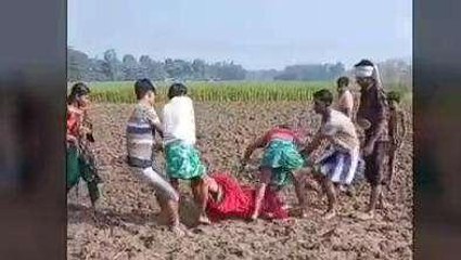 महिला को घसीट- घसीट कर पीटा, फिर धारदार हथियार से किया जानलेवा हमला, देखें वीडियो