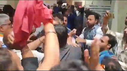 VIDEO : भाजपा कार्यालय में चुनाव प्रभारी भूपेन्द्र यादव के साथ झूमाझटकी, गार्ड से मारपीट,
