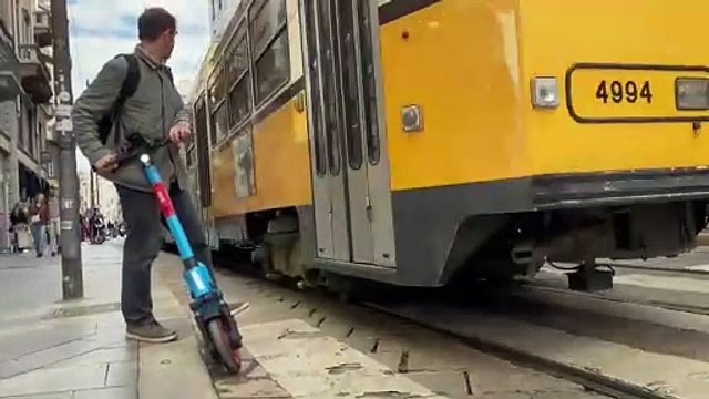 Milano, viaggio in monopattino: tra automobilisti incivili, strade pericolose e nessuna regola