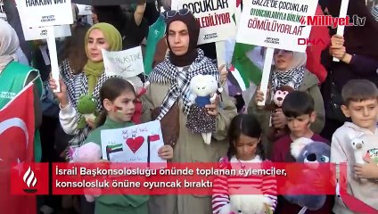 İsrail Başkonsolosluğu önüne oyuncak bıraktılar