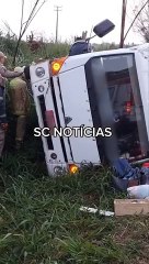 Caminhão tomba na PR-323 entre Cianorte e Tapejara; três ocupantes escaparam ilesos 1