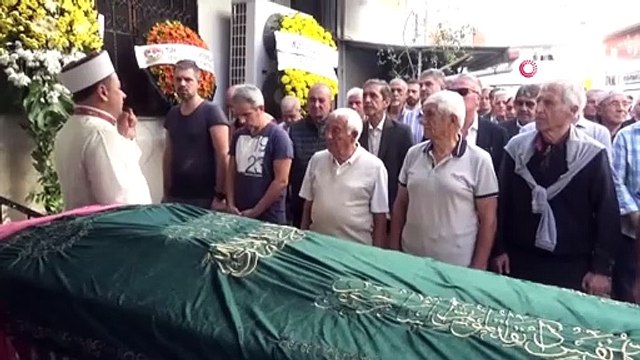 Une femme qui est tombée d'un minibus avec la porte ouverte est décédée.