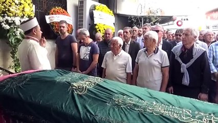 Une femme qui est tombée d'un minibus avec la porte ouverte est décédée.