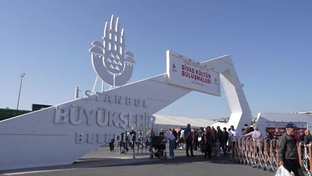 CHP İstanbul İl Başkanı Özgür Çelik, Yenikapı'da Sivas Günleri etkinliğinde hemşerileriyle buluştu