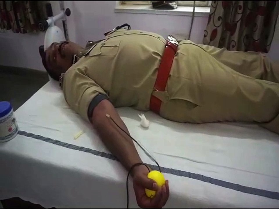 पुलिस शहीद दिवस पर 300 पुलिसकर्मियों ने किया रक्तदान