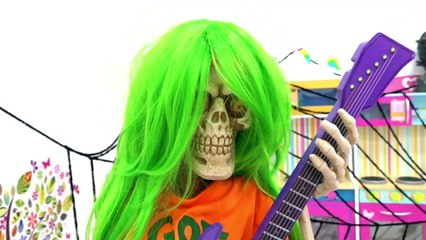 Diana and Roma kids stories about Halloween