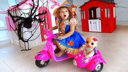 Diana faz de conta que é Halloween e brinca de doce ou travessura