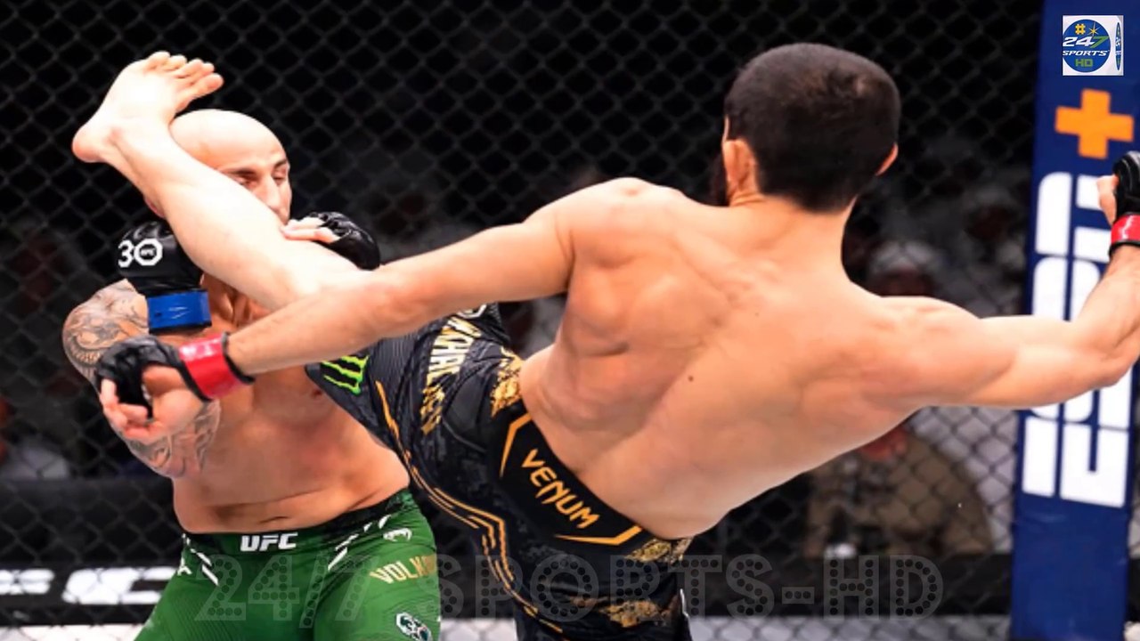 Islam Makhachev KNOCKS OUT Alexander Volkanovski After Landing Stunning ...