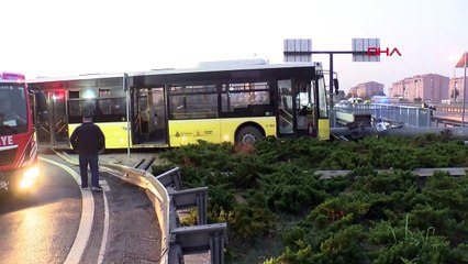 İETT Otobüsü Aydınlatma Direğine Çarptı
