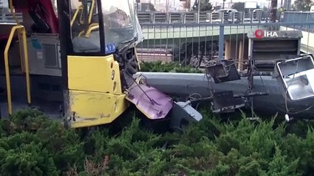 Bahçelievler'de İETT otobüsü aydınlatma direğine çarptı, devrilen direk hareket halindeki otomobilin üzerine düştü
