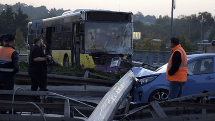 Otobüs, bariyerleri parçalayıp direği devirdi