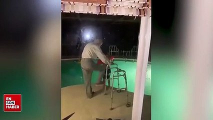 Küçük çocuğu havuza iten yaşlı adam