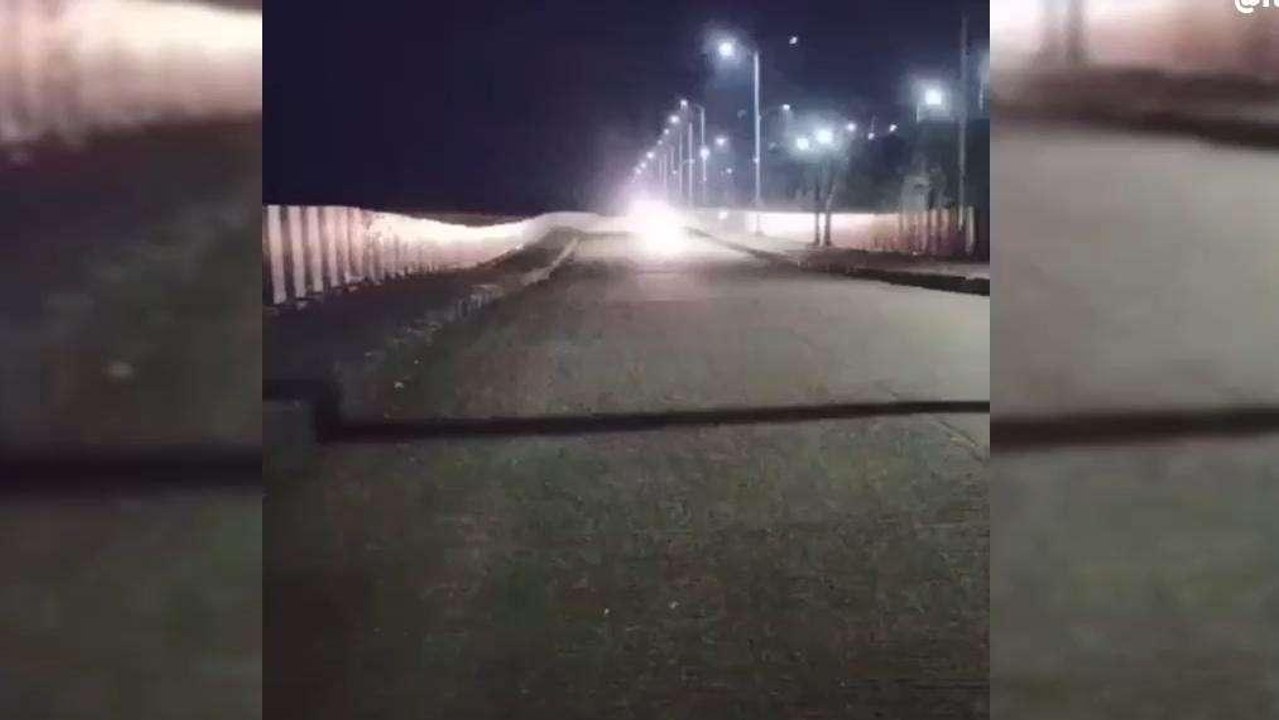 కుంగిన లక్ష్మీ బ్యారేజ్ రహదారి.. రాకపోకలు బంద్