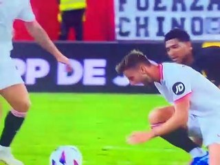 Pisotón de Bellingham a Rakitic