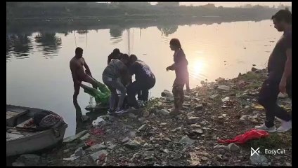 पुलिस ने पोस्टमार्टम के बाद शव परिजनों को सौंपे