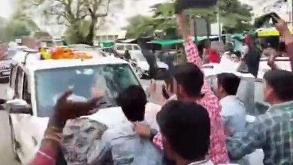 देवास: दीपक जोशी को प्रत्याशी बनाए जाने से कांग्रेस में आक्रोश,दिखाये काले झंडे