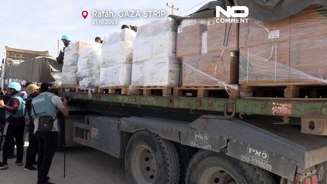 O momento em que 20 camiões atravessaram a fronteira de Rafah em direção à Faixa de Gaza