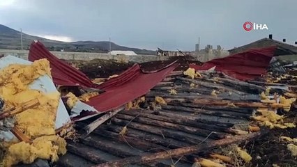 Hortum çatıları kağıt gibi savurdu