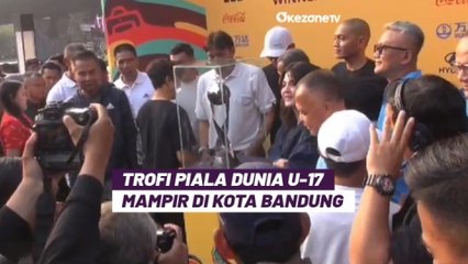 Antusias Warga Saksikan Kehadiran Trofi Piala Dunia U-17 di Bandung
