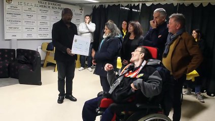 L'anniversaire à Joël, le Club du SCA, généreux en offrant un chèque de 700 euros