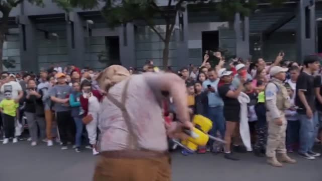 Los zombis regresan un año más a las calles de Ciudad de México para sembrar el terror