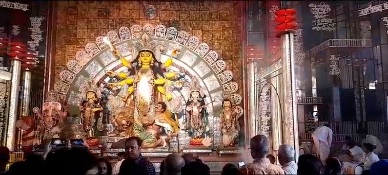 অষ্টমীতে ঠাকুর দেখতে যাচ্ছেন? কলকাতার কিছু নামী পুজো কেমন হল জেনে নিন এখুনি | Oneindia Bengali