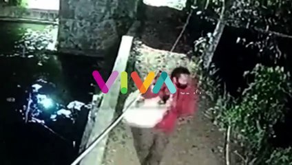Pria Baju Loreng Menenteng Senjata dalam Aksi Pencurian