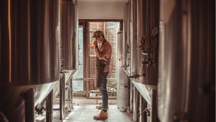 L'employé d'une brasserie filmé en train d'uriner dans une cuve de bière, gros scandale