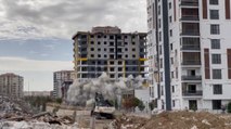 Malatya'da ağır hasarlı binanın kepçenin üstüne çökmesi