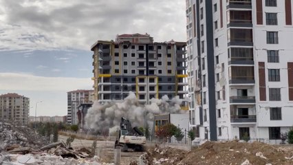 Malatya'da ağır hasarlı binanın kepçenin üstüne çökmesi
